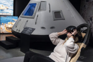 Experiencia de realidad virtual en el asiento del módulo de mando del Apollo 11.